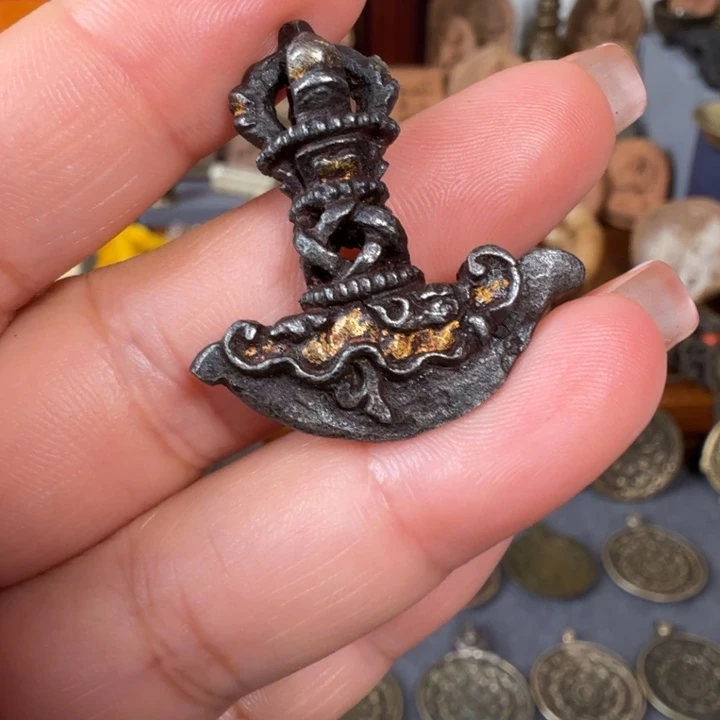 金属材质配饰一个