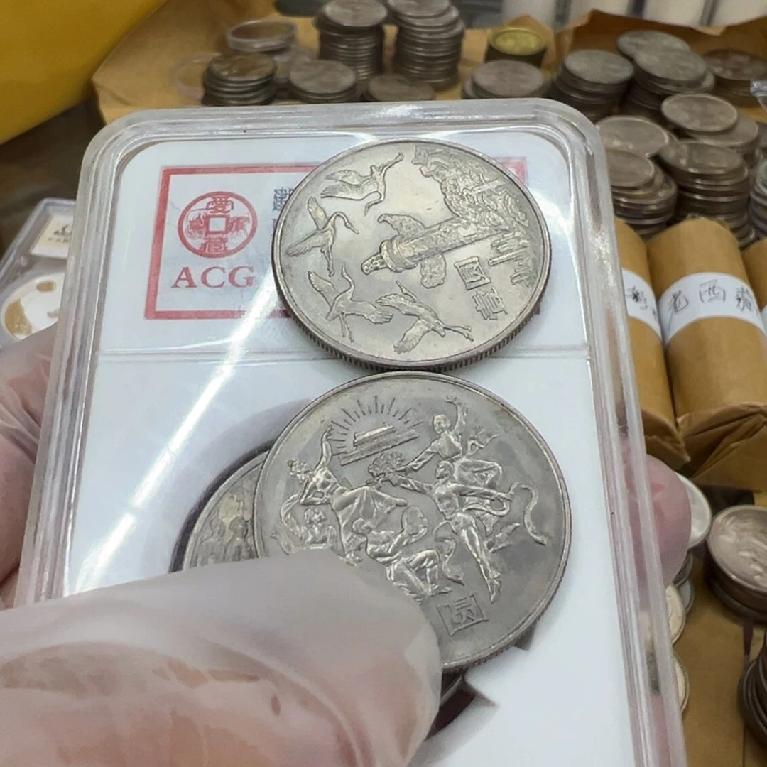 胡***爸其他普通金属流通品欢庆华表各一个