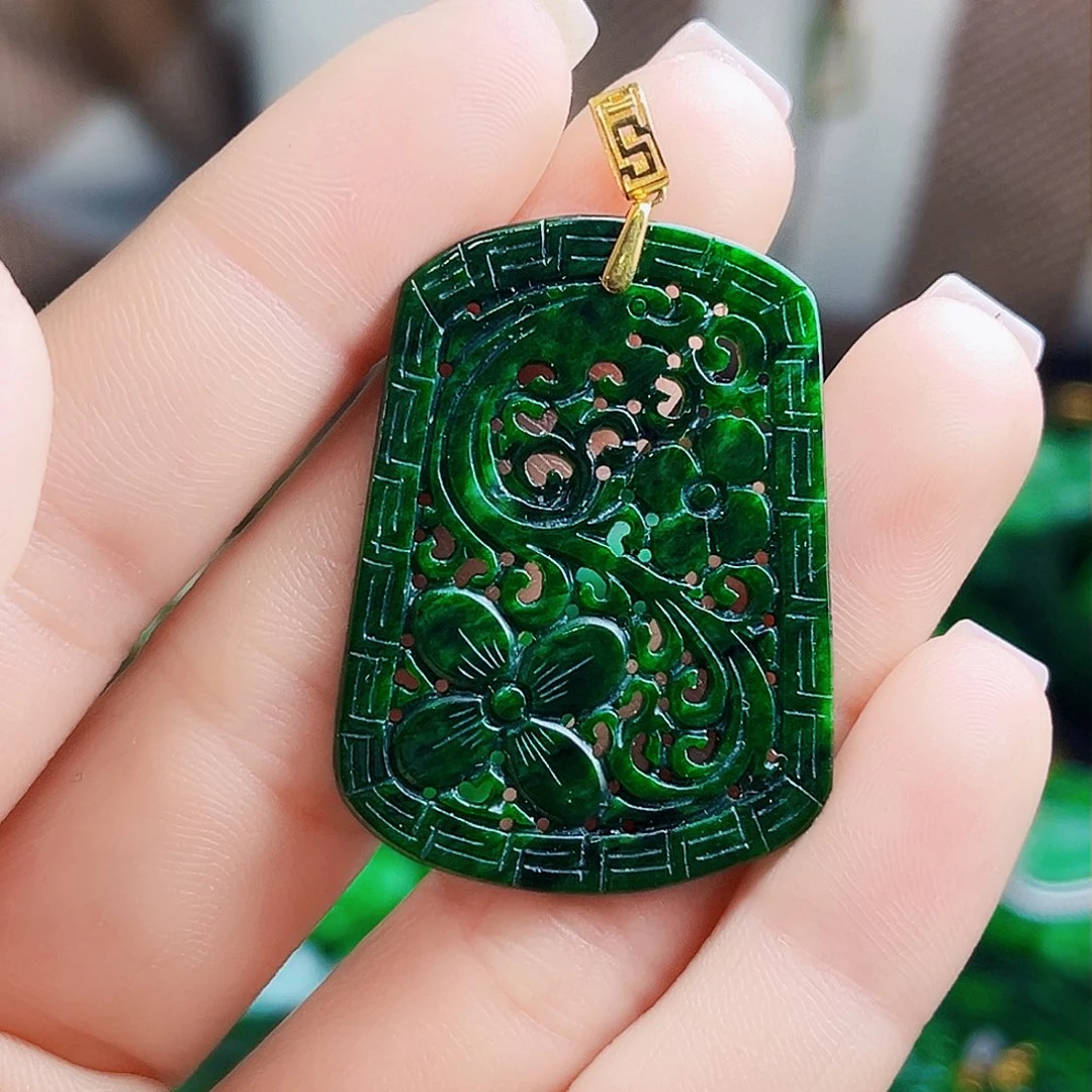 颈饰18K金镶嵌翡翠多样性