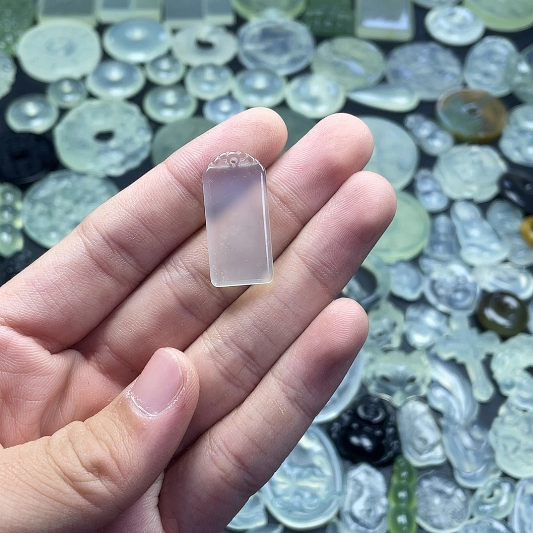 岫玉未镶嵌颈饰无事牌