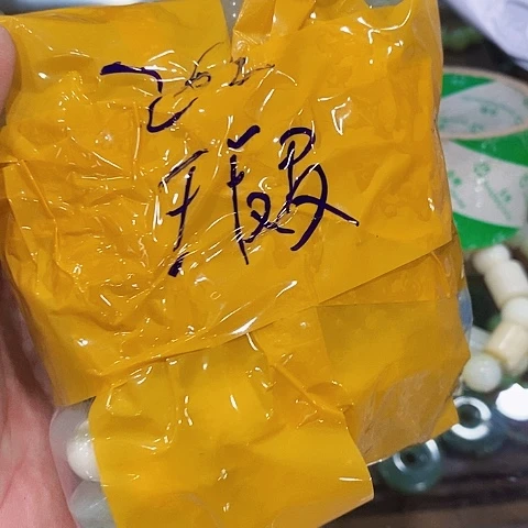 未镶嵌蛇纹石玉颈饰云****）