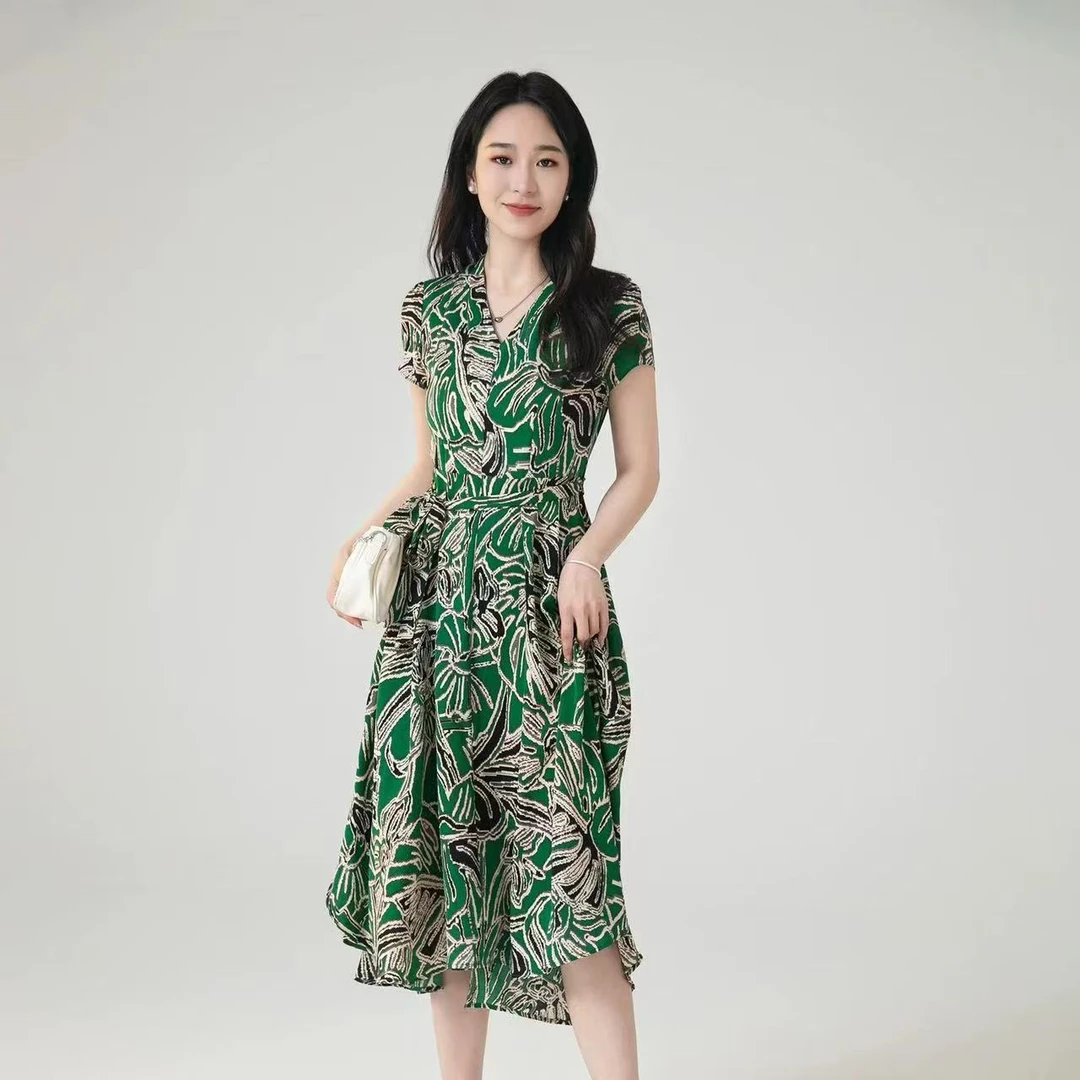 833气质绿色印花V领连衣裙女2025新款时尚显瘦收腰夏天出游小裙子
