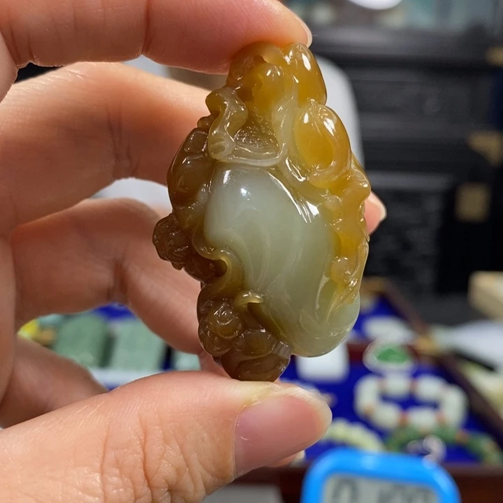 宏***伟和田玉未镶嵌颈饰
