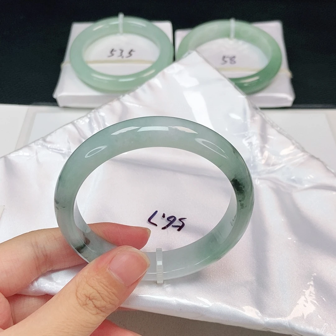 翡翠手镯未镶嵌正圈