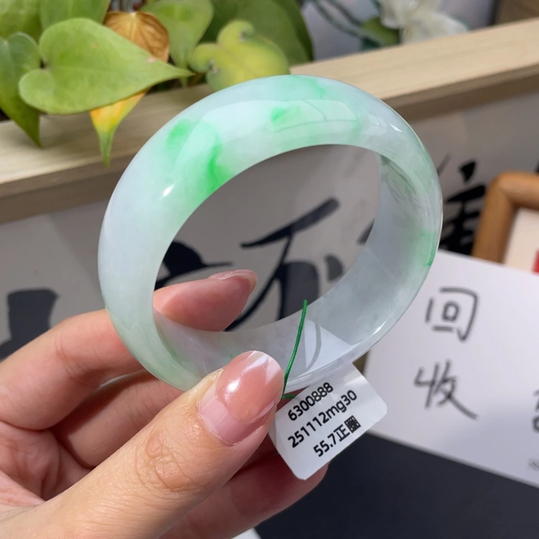 翡翠未镶嵌手镯正圈55.7大宽轮胎阳绿飘花