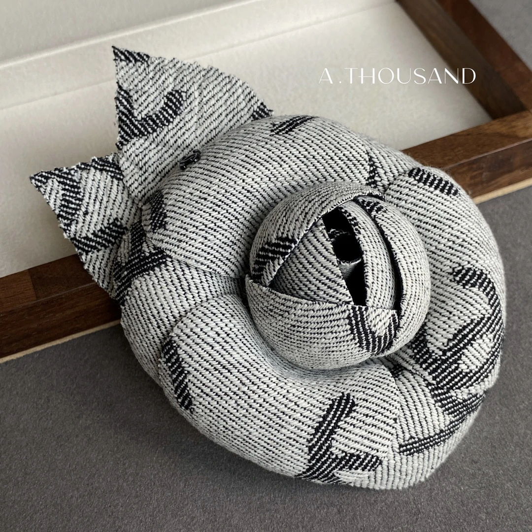 99新 Chanel/香奈儿 22S灰白山茶花胸针-72077976