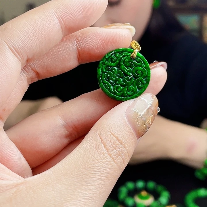 翡翠18K金镶嵌颈饰多样性