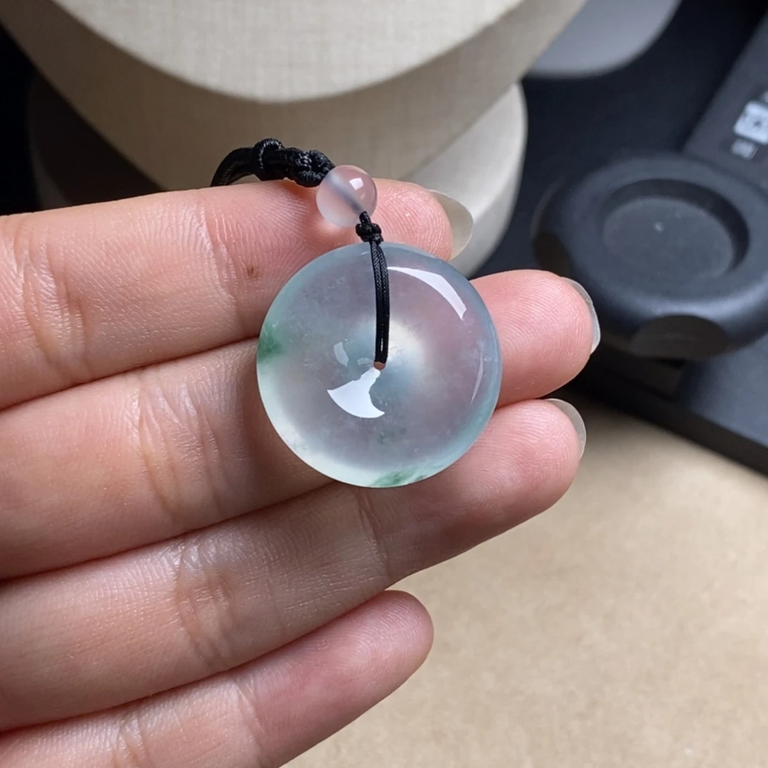 翡翠未镶嵌颈饰高冰白底飘绿花起光清爽肉扣23.6-6.8