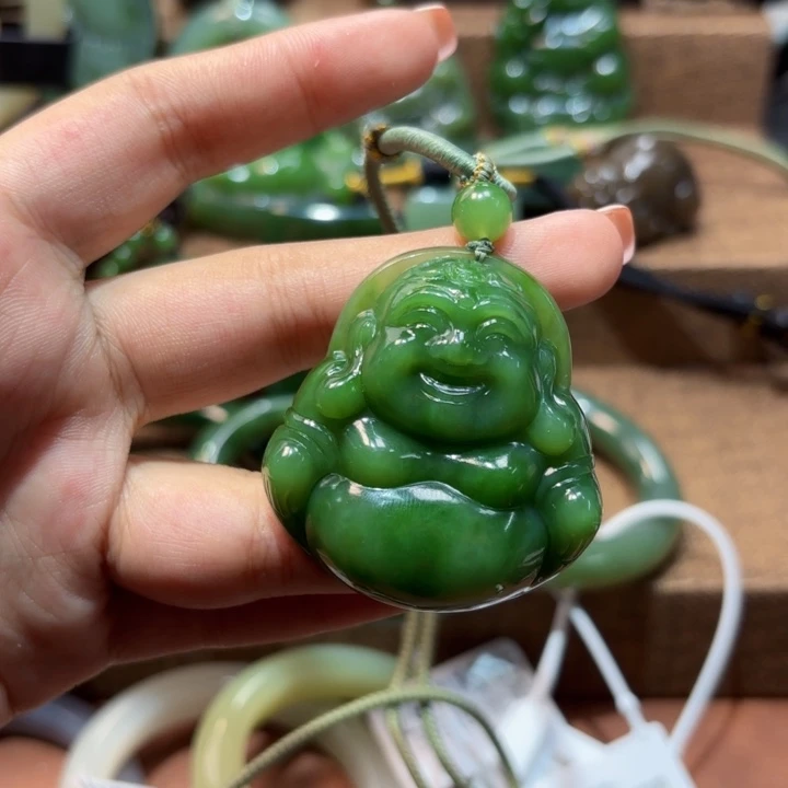 颈饰未镶嵌和田玉（碧玉）