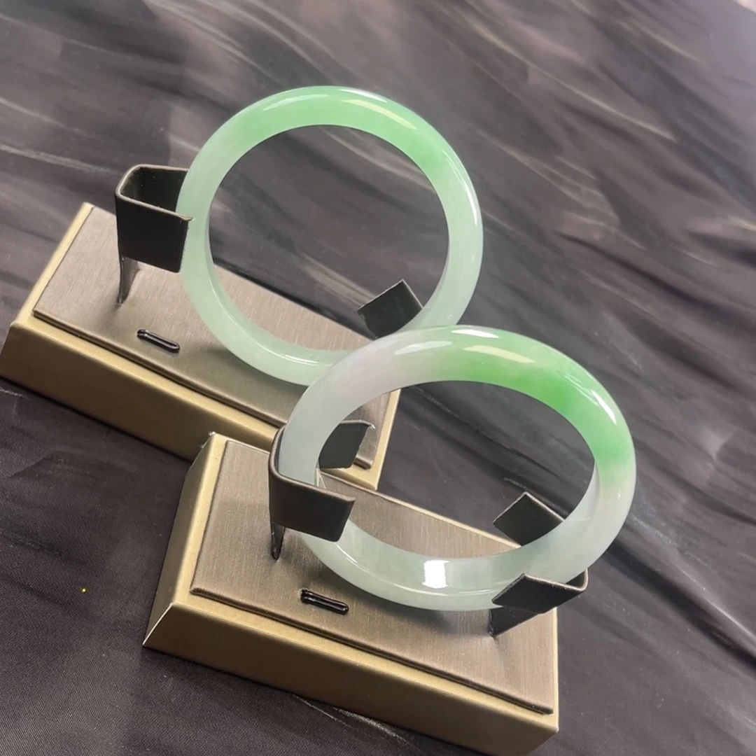 8白底青冰糯手镯（微瑕）