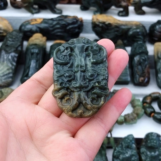 未镶嵌岫岩河磨玉（透闪石质玉）挂件
