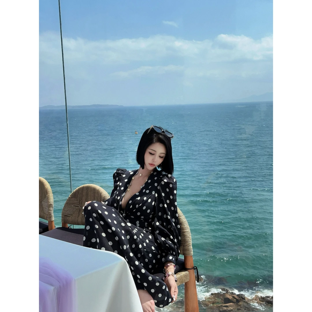 DUOMI【波点女王】黑色满身点点V领垫肩蓬蓬袖上衣长裤套装