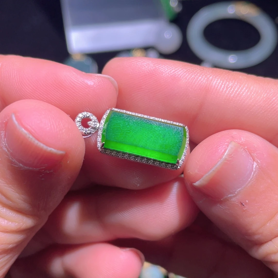 翡翠颈饰18K金镶嵌翡翠