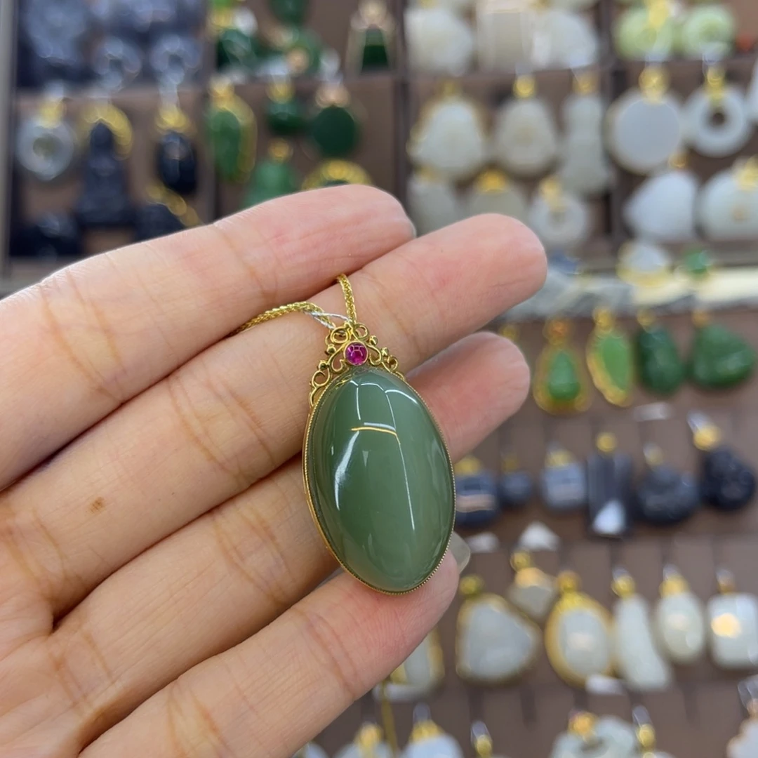 和田玉18K金镶嵌吊坠(赠链)