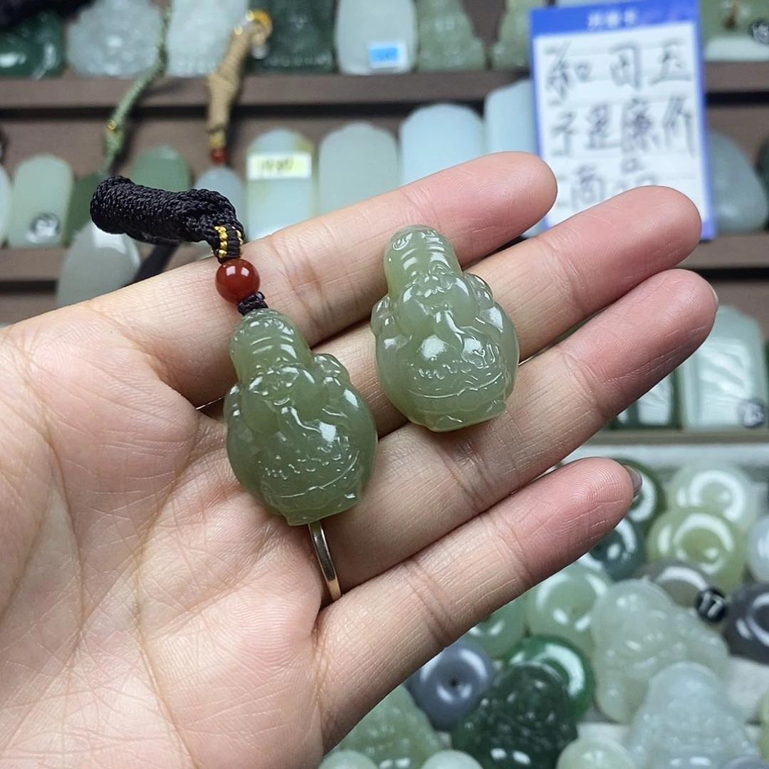 和田玉未镶嵌颈饰财神多样性发1件