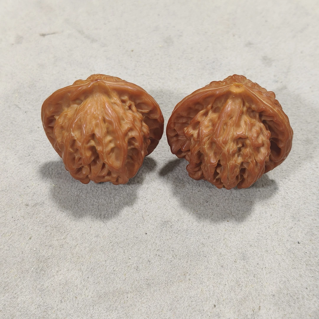 K152 文玩核桃一对(底色 桩型 尺寸多样性发其一)