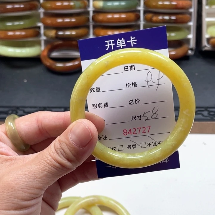 蛇纹石玉手镯未镶嵌暴****?