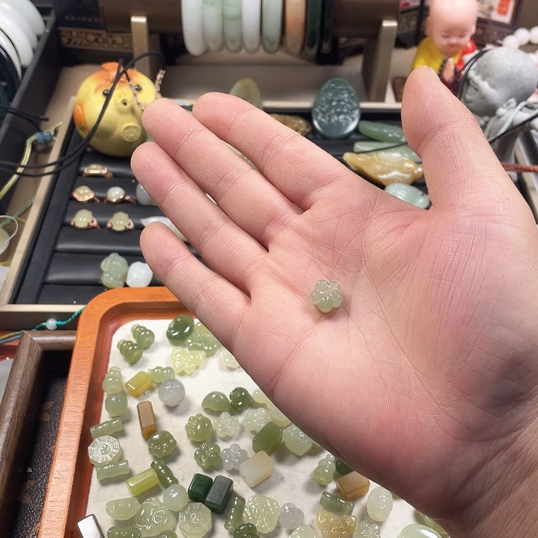 姐***道和田玉未镶嵌手镯