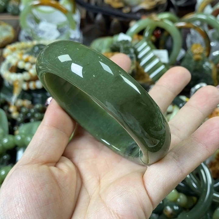 透闪石质玉手镯未镶嵌守****女