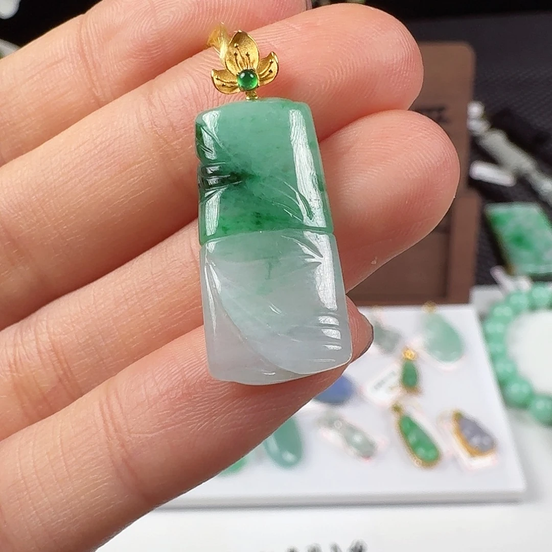 翡翠18K金镶嵌颈饰