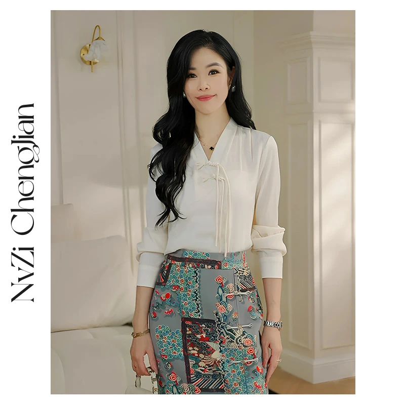 女子成鉴 新中式通勤天花板_白色优雅国风盘扣V领衬衫女S-24B543