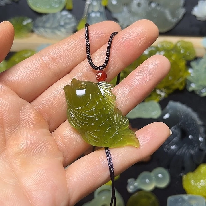 蛇纹石玉未镶嵌颈饰