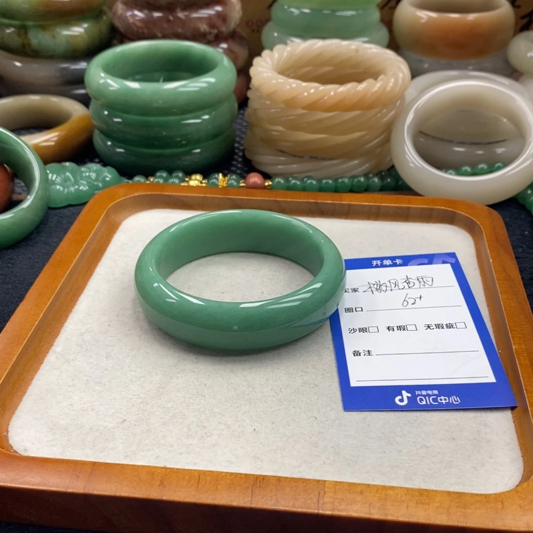 桃***雨石英质玉手镯未镶嵌