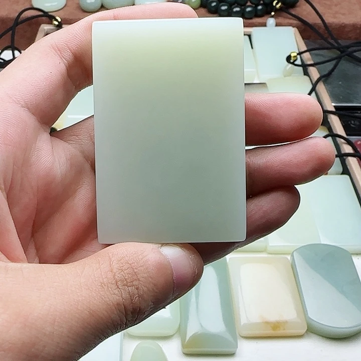 夕***红和田玉未镶嵌颈饰