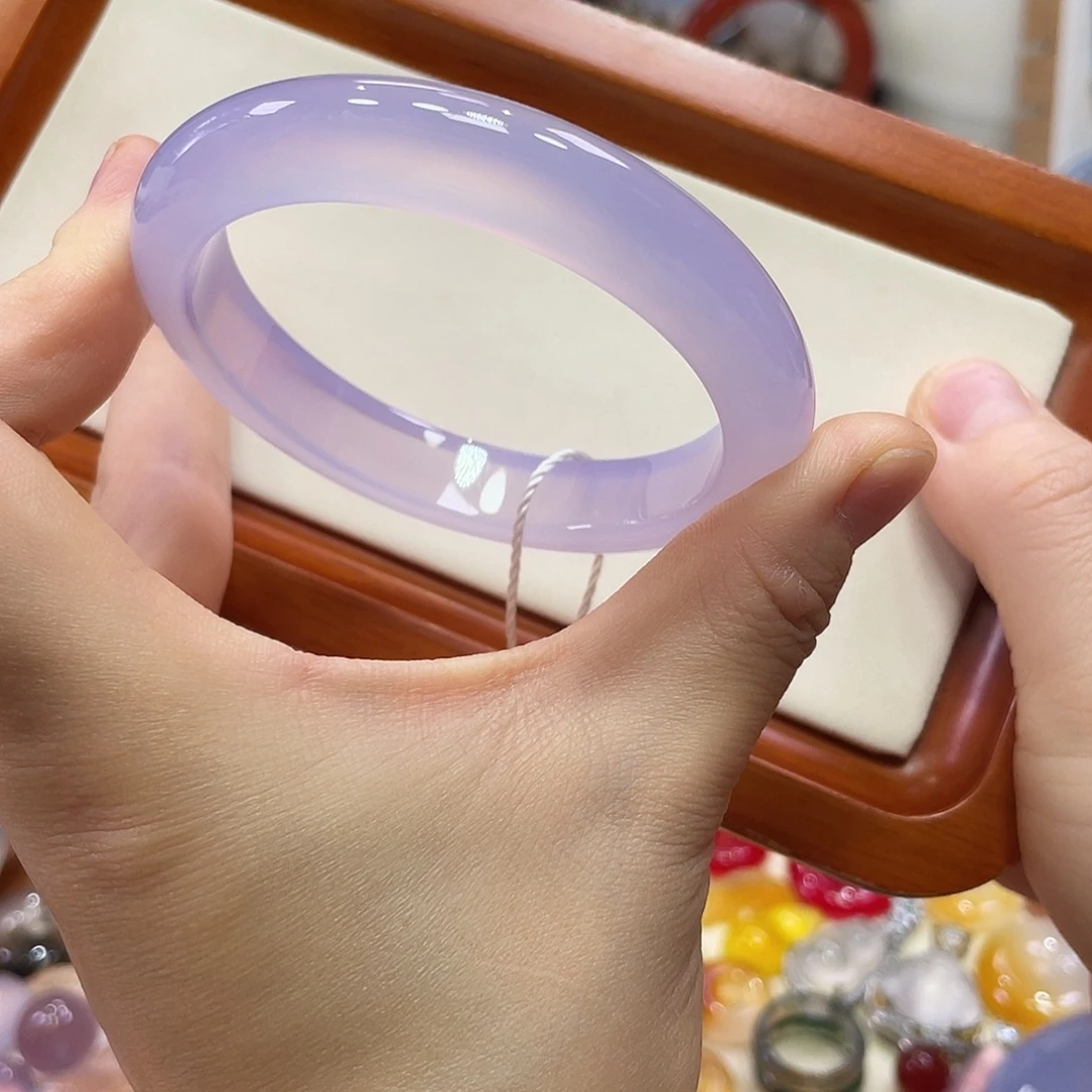 I***U玛瑙/玉髓未镶嵌手镯不同角度不同光线下色不同