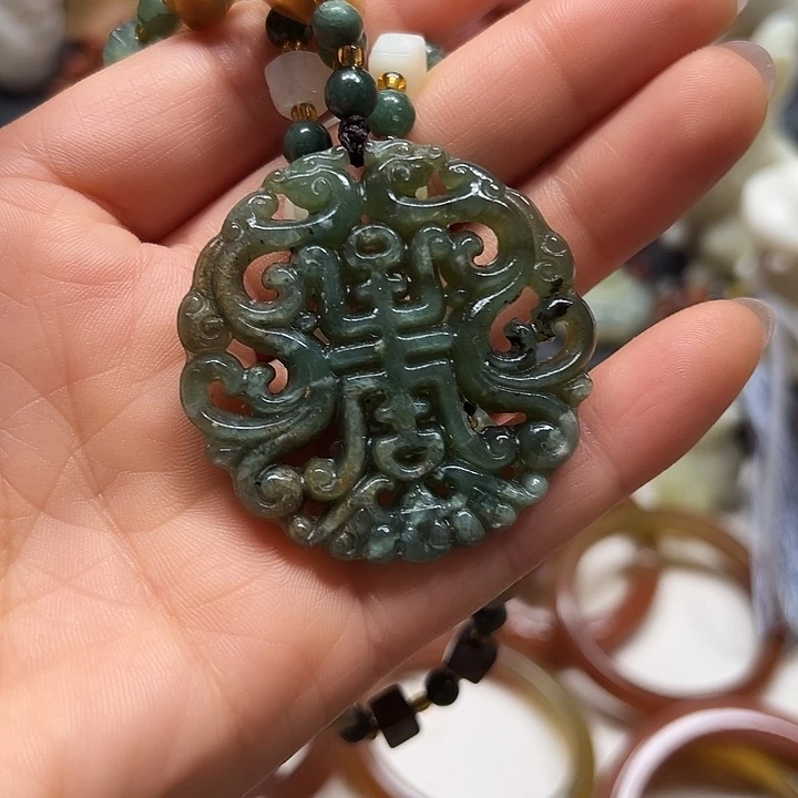 蛇纹石玉吊坠未镶嵌