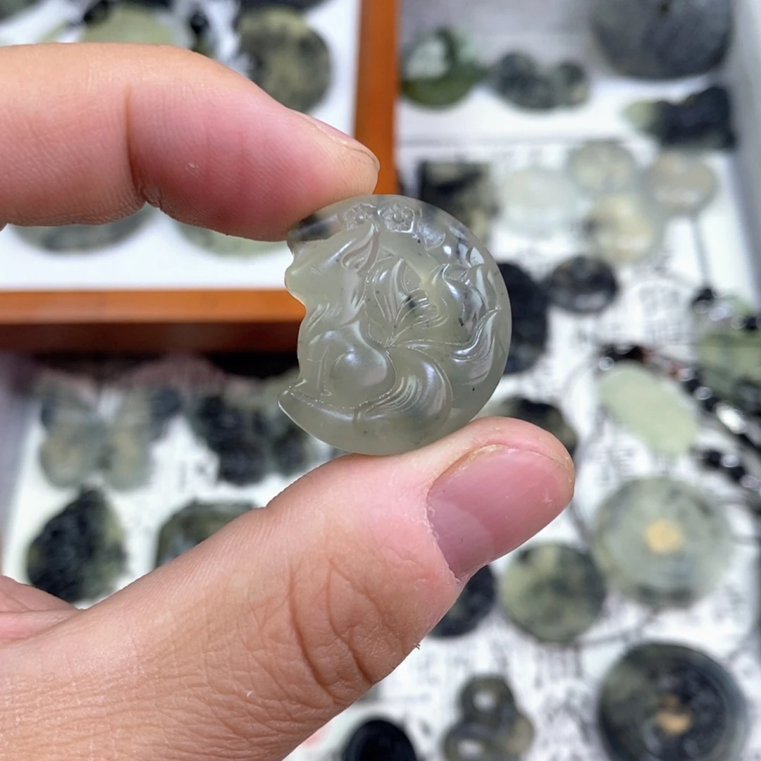岫玉未镶嵌颈饰岫玉月亮狐吊坠