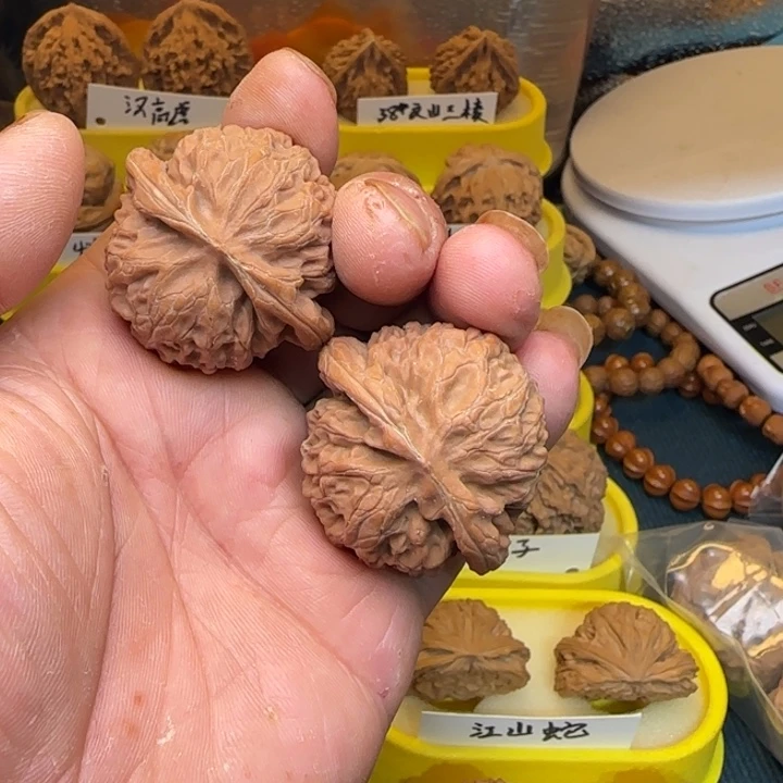桃核吊坠核桃,全品宫灯红皮