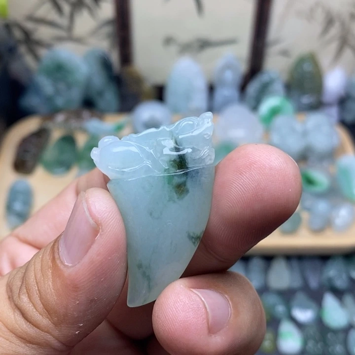 翡翠未镶嵌颈饰龙牙