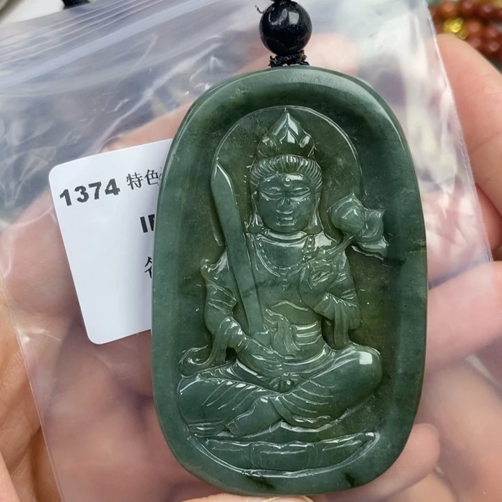 颈饰未镶嵌翡翠人***。