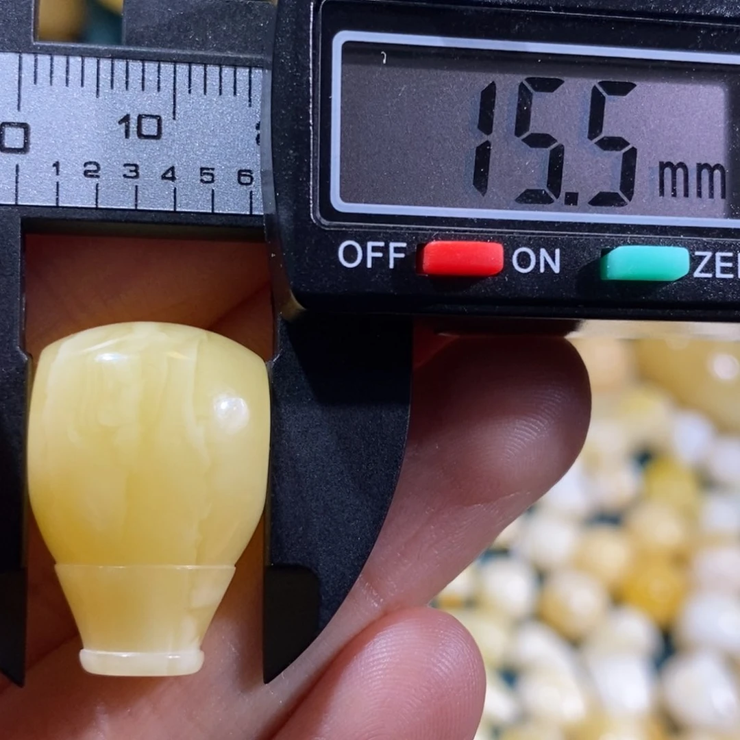 琥珀裸石未镶嵌配饰