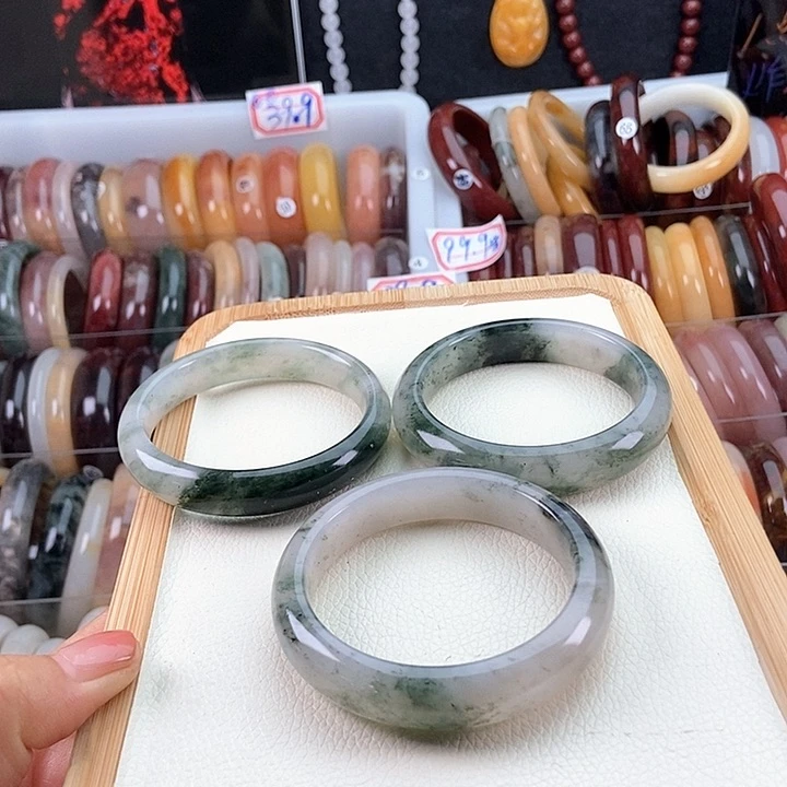 石英质玉手镯未镶嵌广**姐