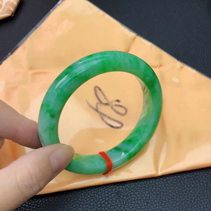 翡翠手镯未镶嵌翡翠手镯