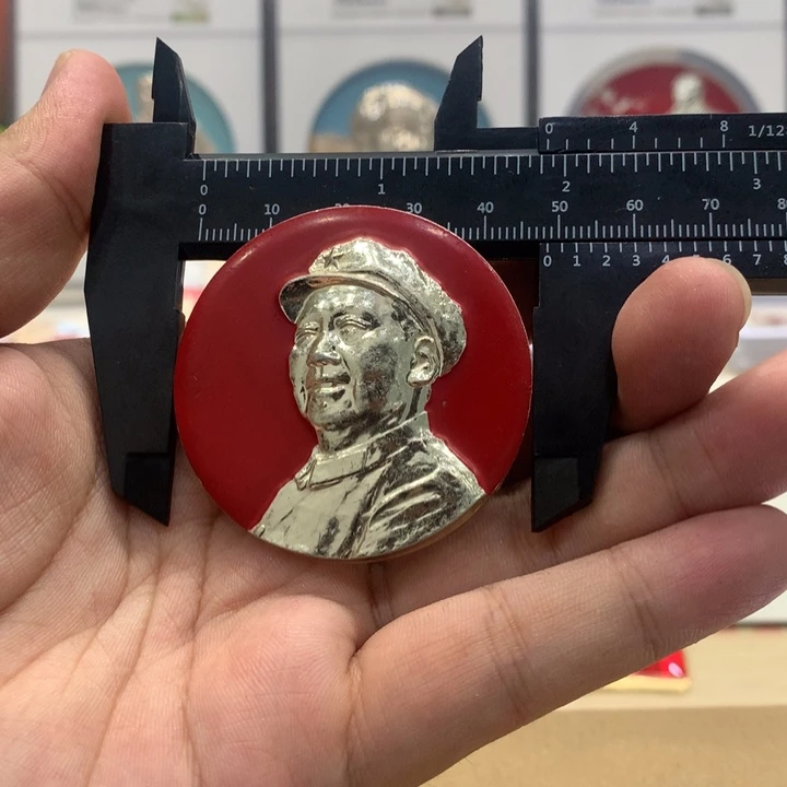 铝帽徽漆侧武像。