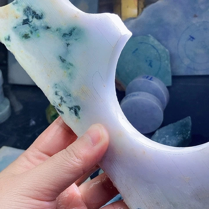 翡翠未镶嵌颈饰毛料11