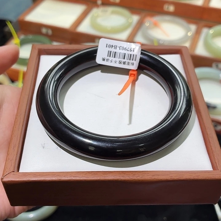 和田玉未镶嵌手镯55。 58