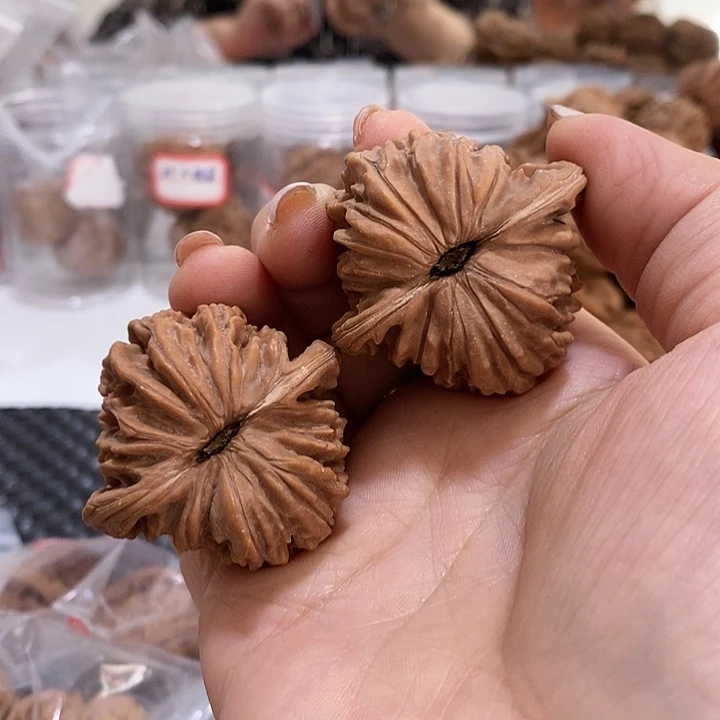 文玩核桃吊坠向****活楼子