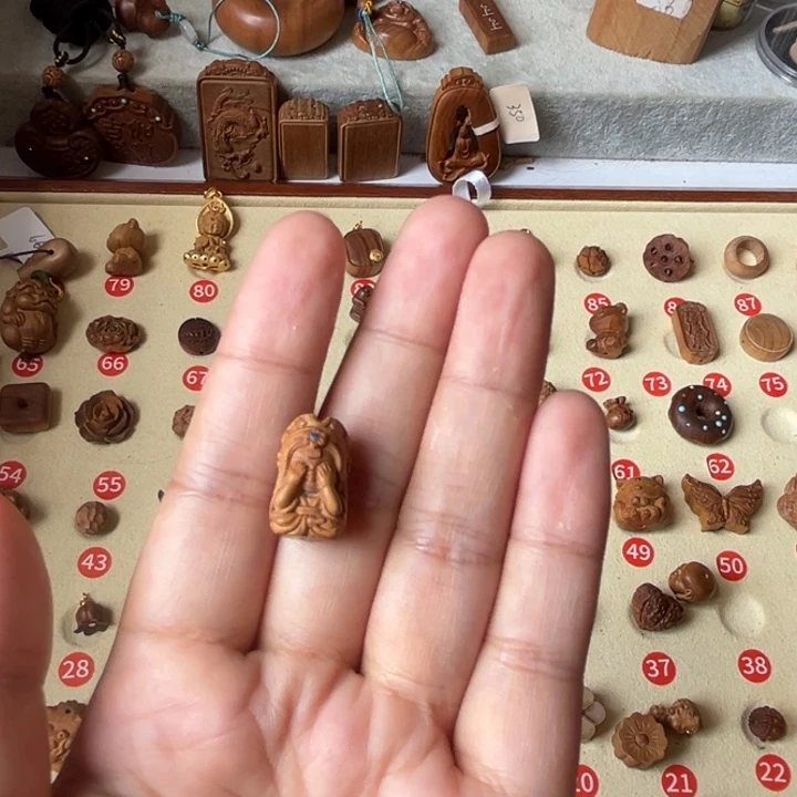 向***开檀香木无事牌扎基不看