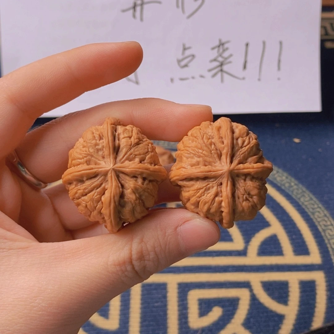 文玩核桃把件用****9文玩核桃手把件雨花石四棱37半