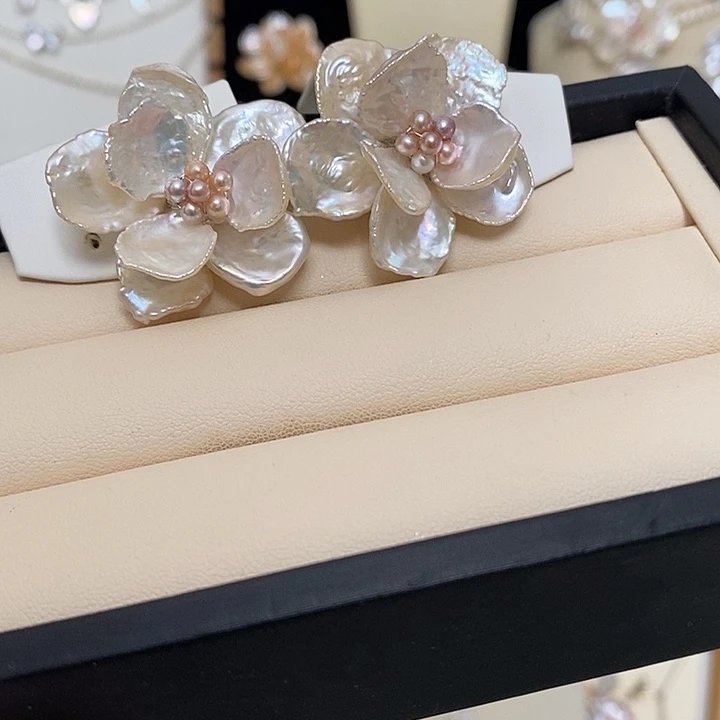 925银白色纸片花瓣耳钉
