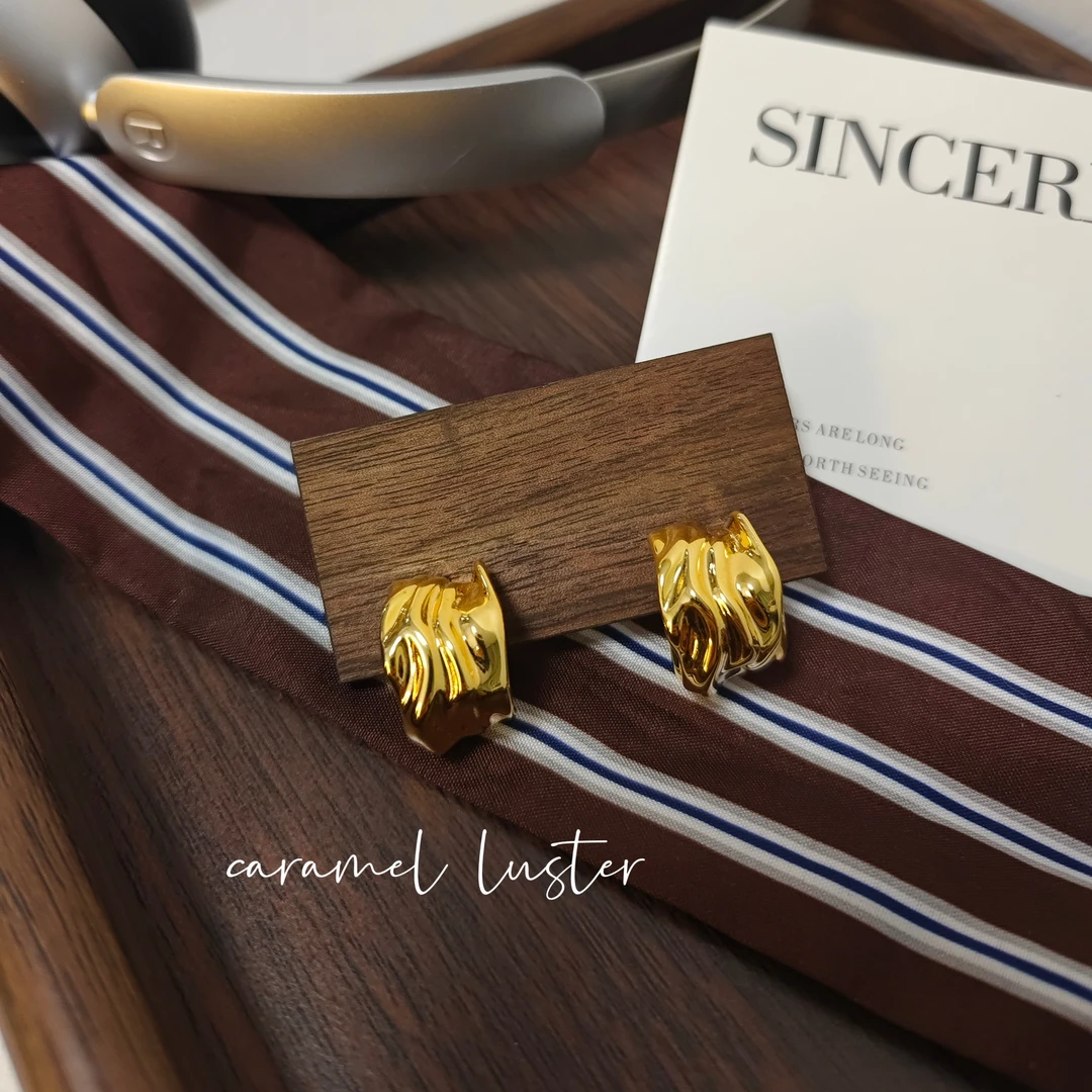 黄铜耳饰 Caramel Luster銮金絮语|欧美褶皱C型时尚耳环重工电镀