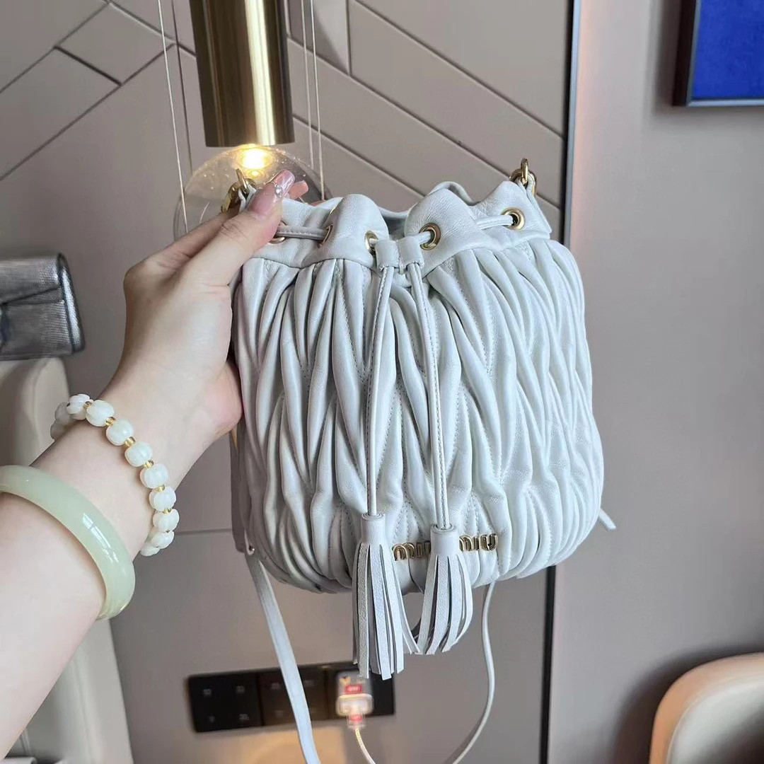 95新 MIU MIU/缪缪 [阿金专属]miumiu奶昔白褶皱水桶斜挎包