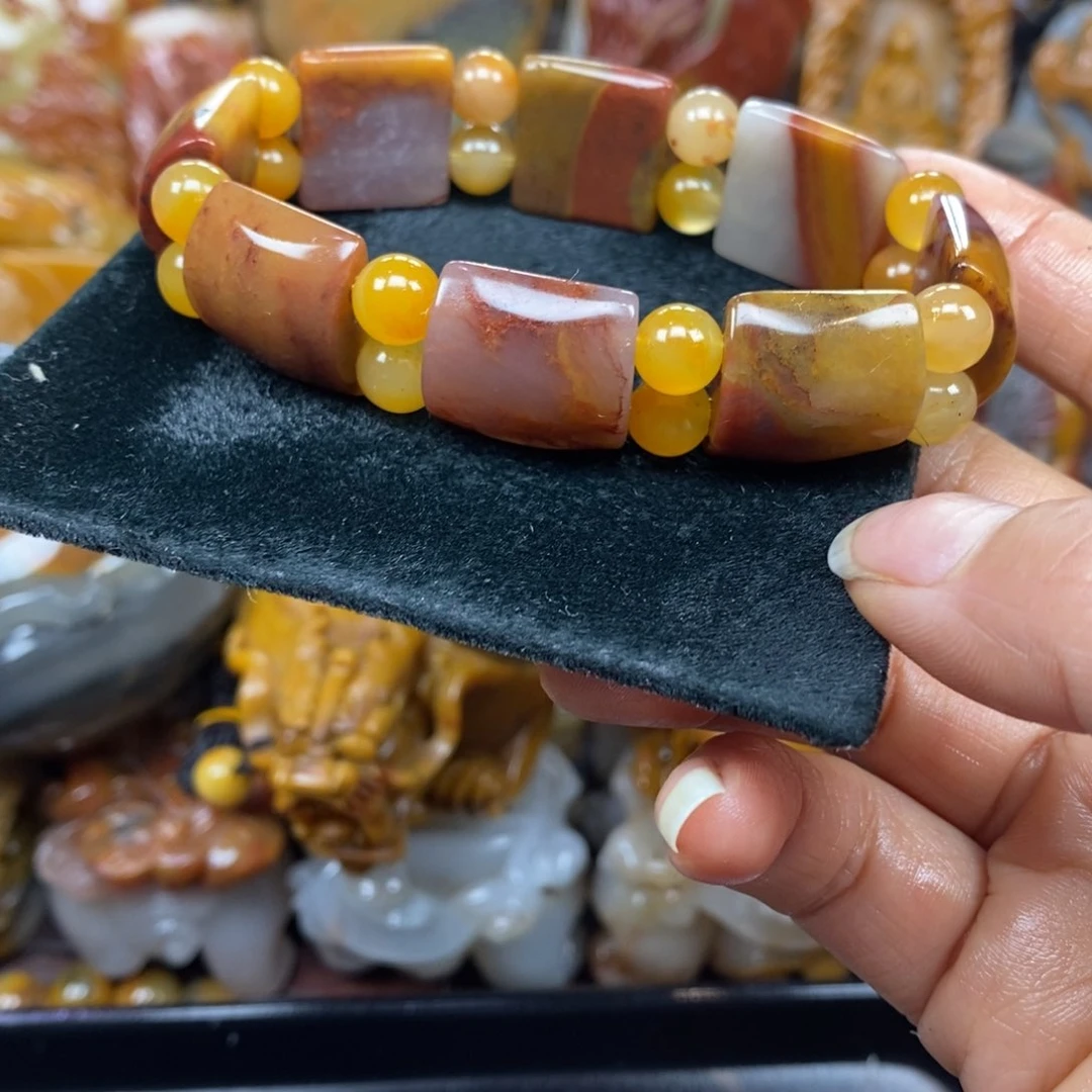 未镶嵌石英质玉（黄龙玉）颈饰