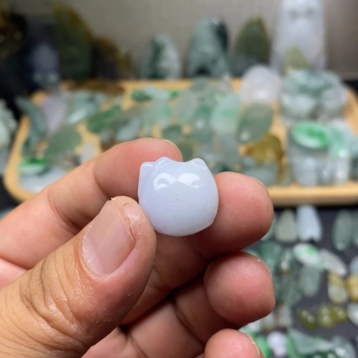 翡翠未镶嵌颈饰猫