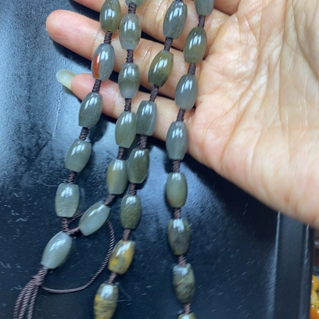 未镶嵌石英质玉（黄龙玉）颈饰