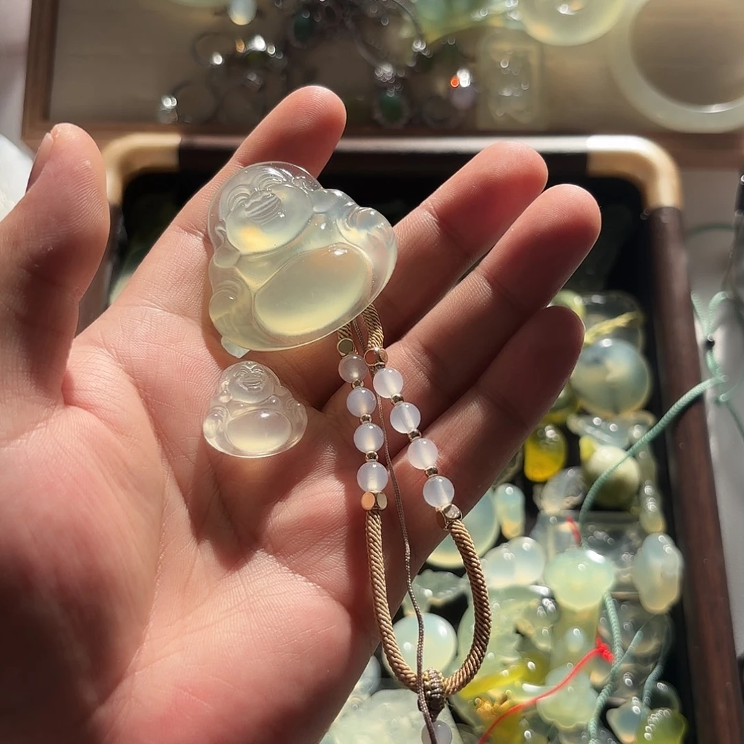 好***钱蛇纹石玉未镶嵌颈饰